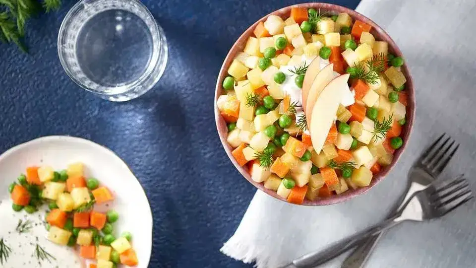 Zdjęcie Czy obierać warzywa do sałatki przed gotowaniem, by zachować smak?