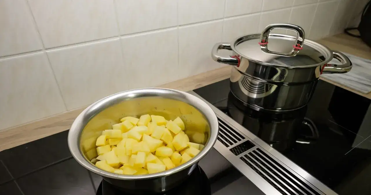 Zdjęcie Ile gotować ziemniaki w zupie, aby uniknąć ich rozpadania się?