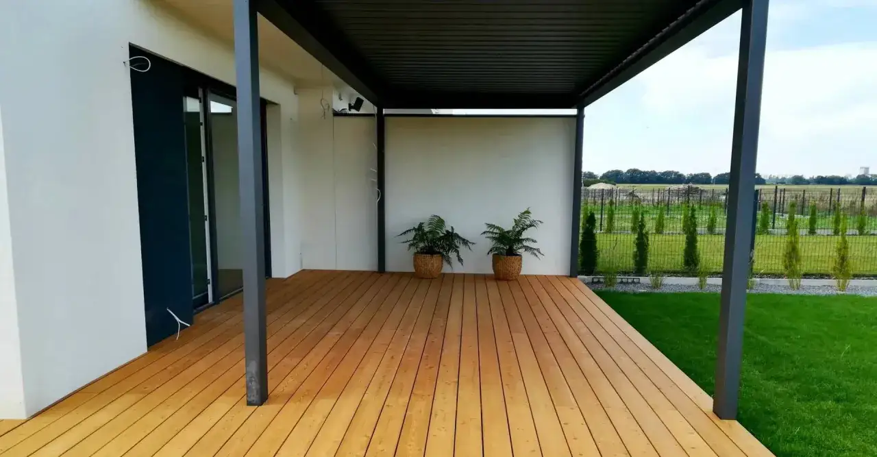 Zdjęcie Zalety, wady i dlaczego warto wybrać taras z modrzewia