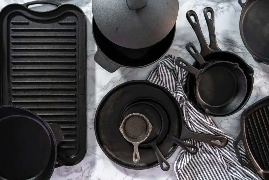 Zdjęcie Jak czyścić patelnię żeliwną, aby uniknąć rdzy i uszkodzeń