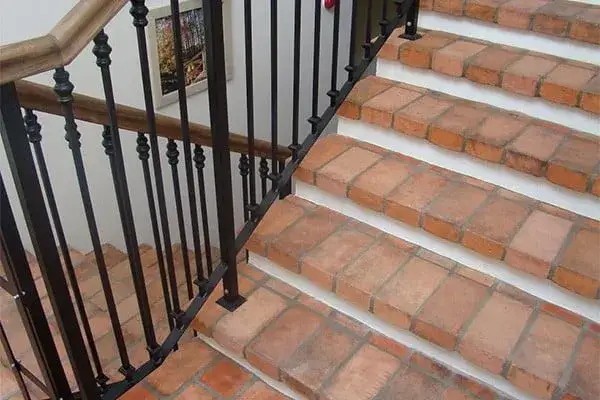 Zdjęcie Jak zrobić schody z cegły w prosty sposób i cieszyć się ich trwałością