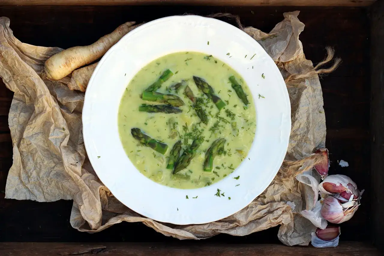 Zdjęcie Pyszna zupa szparagowa krok po kroku. Prosty przepis, który zachwyci każdego