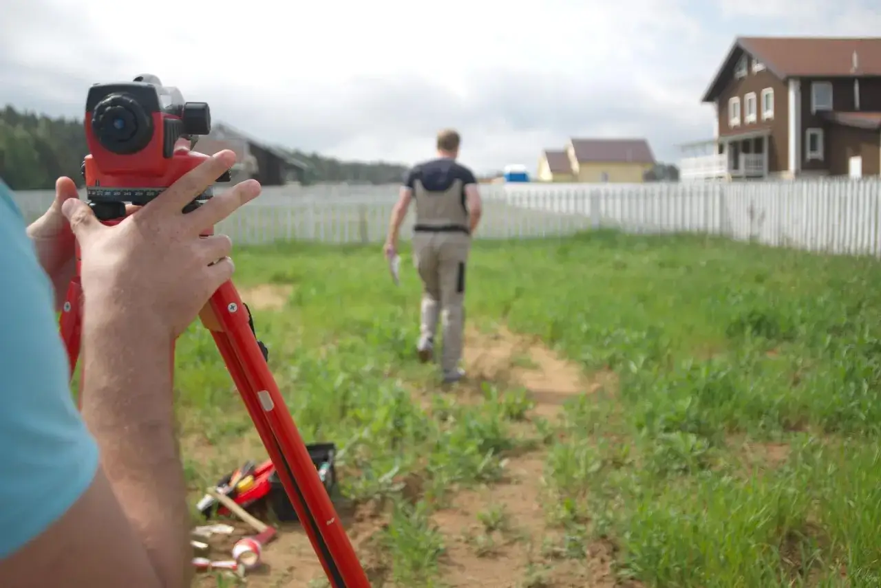 Zdjęcie Jak wytyczyć fundamenty, aby uniknąć kosztownych błędów budowlanych