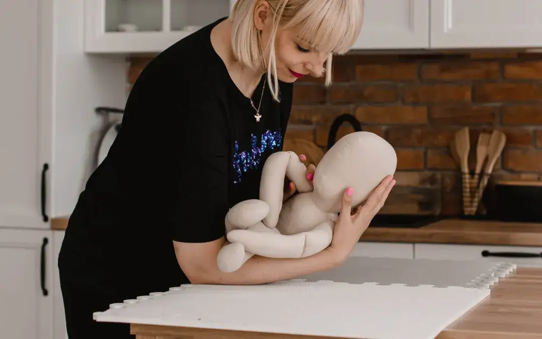 Zdjęcie Jak podnosić niemowlę: techniki dla mam fizjoterapeutek, które chronią zdrowie