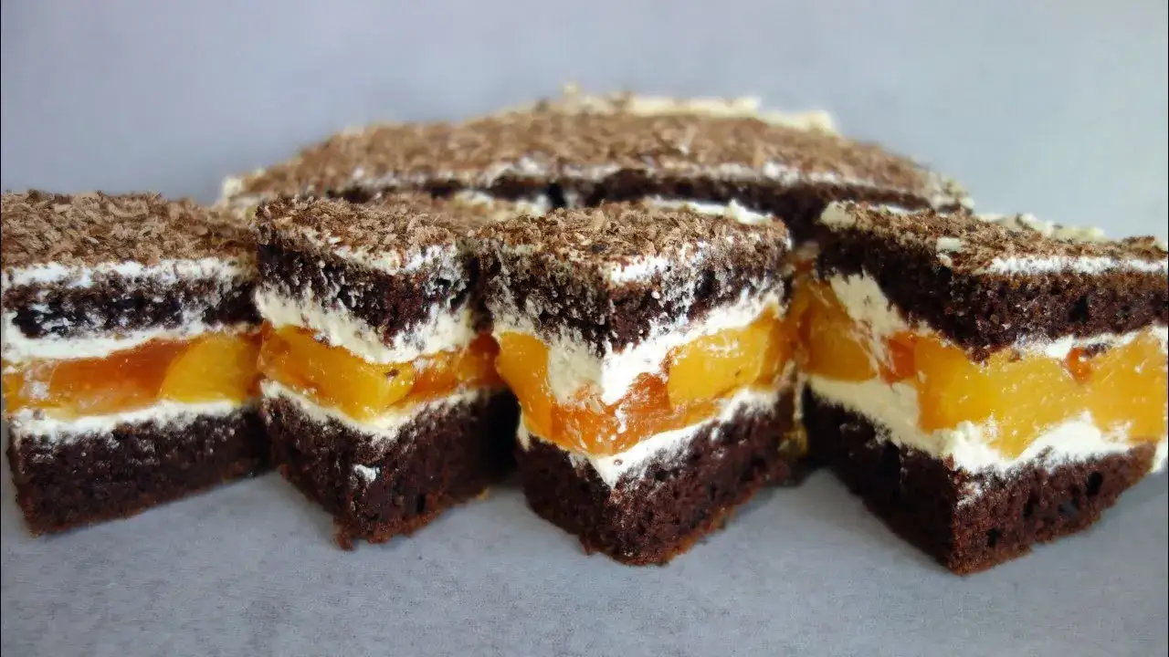 Zdjęcie Przepis na ciasto z galaretką i brzoskwiniami, które zachwyci każdego