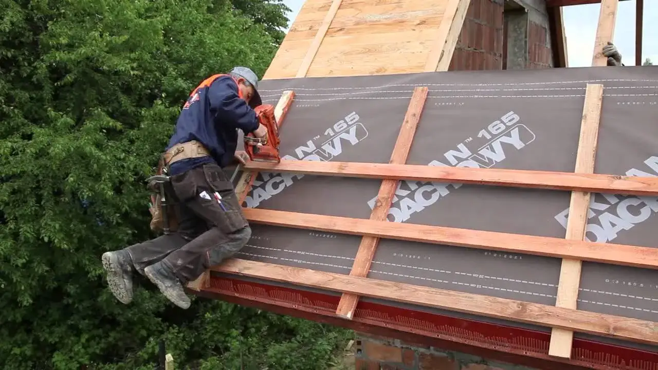 Zdjęcie Jak położyć membranę na dach: uniknij najczęstszych błędów montażu