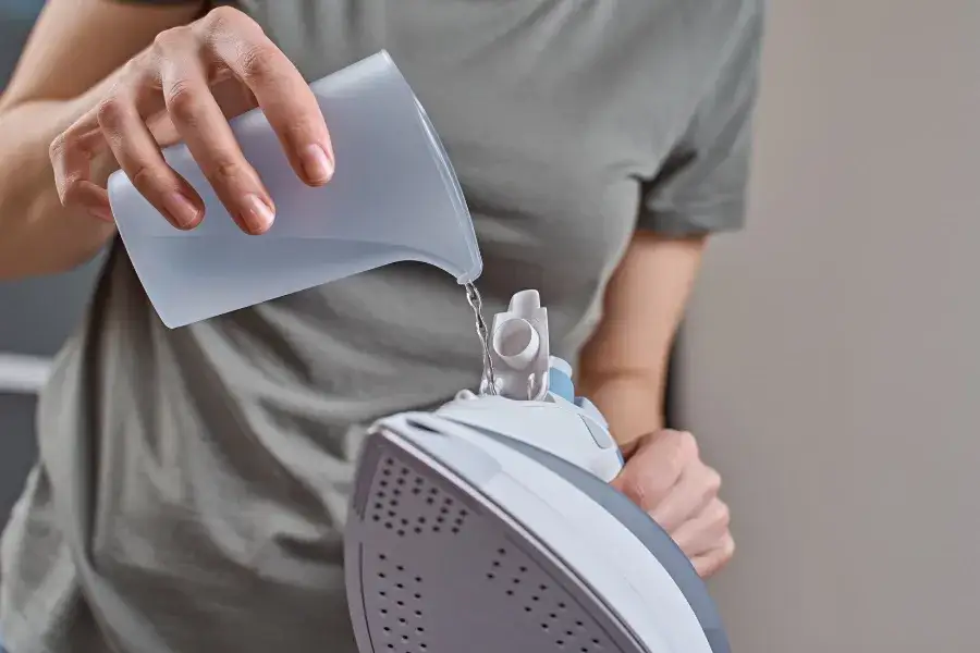 Zdjęcie Czym zastąpić wodę destylowaną do żelazka, aby uniknąć osadów?