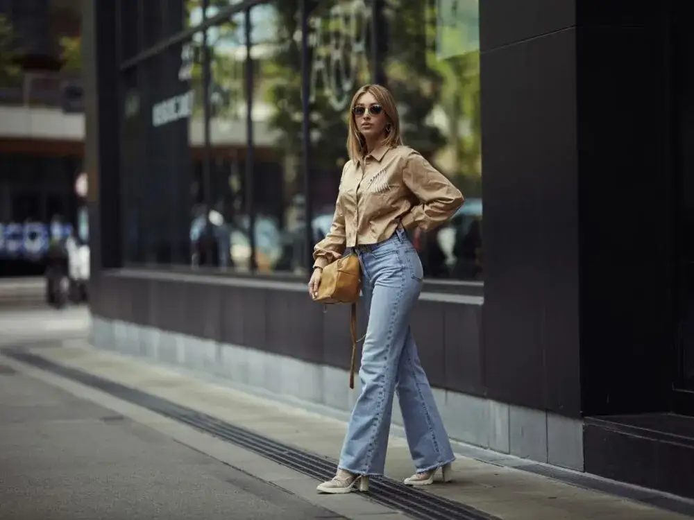 Zdjęcie Jaką bluzkę do dzwonów wybrać, by wyglądać stylowo i modnie?