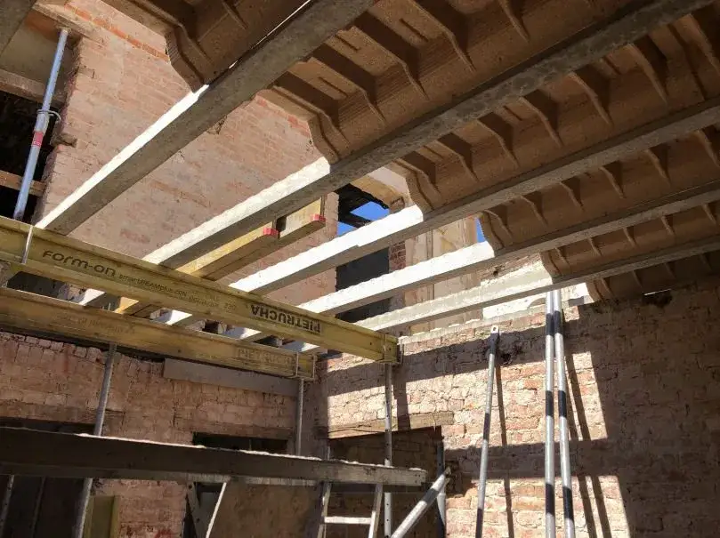 Zdjęcie Remont stropu drewnianego: kompleksowy poradnik krok po kroku