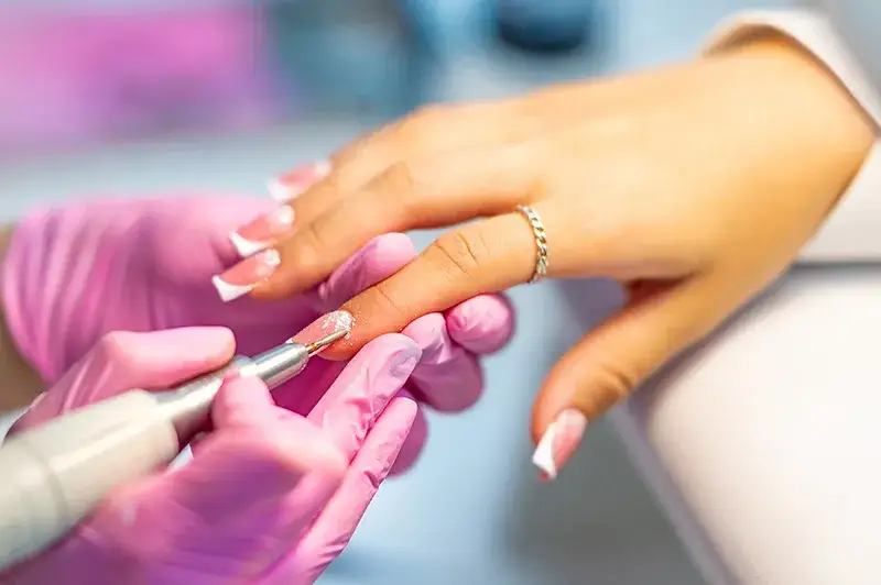 Zdjęcie Jak zatuszować odrosty paznokci hybrydowych i wyglądać świetnie