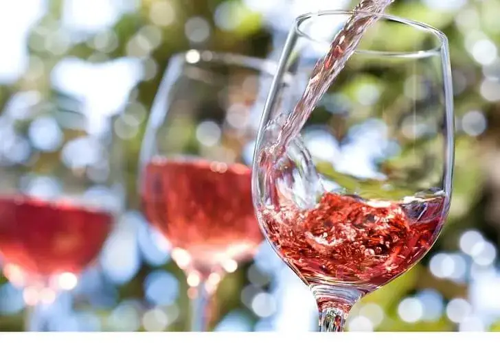 Zdjęcie Combien de sucre dans un verre de rosé ? Le guide complet.