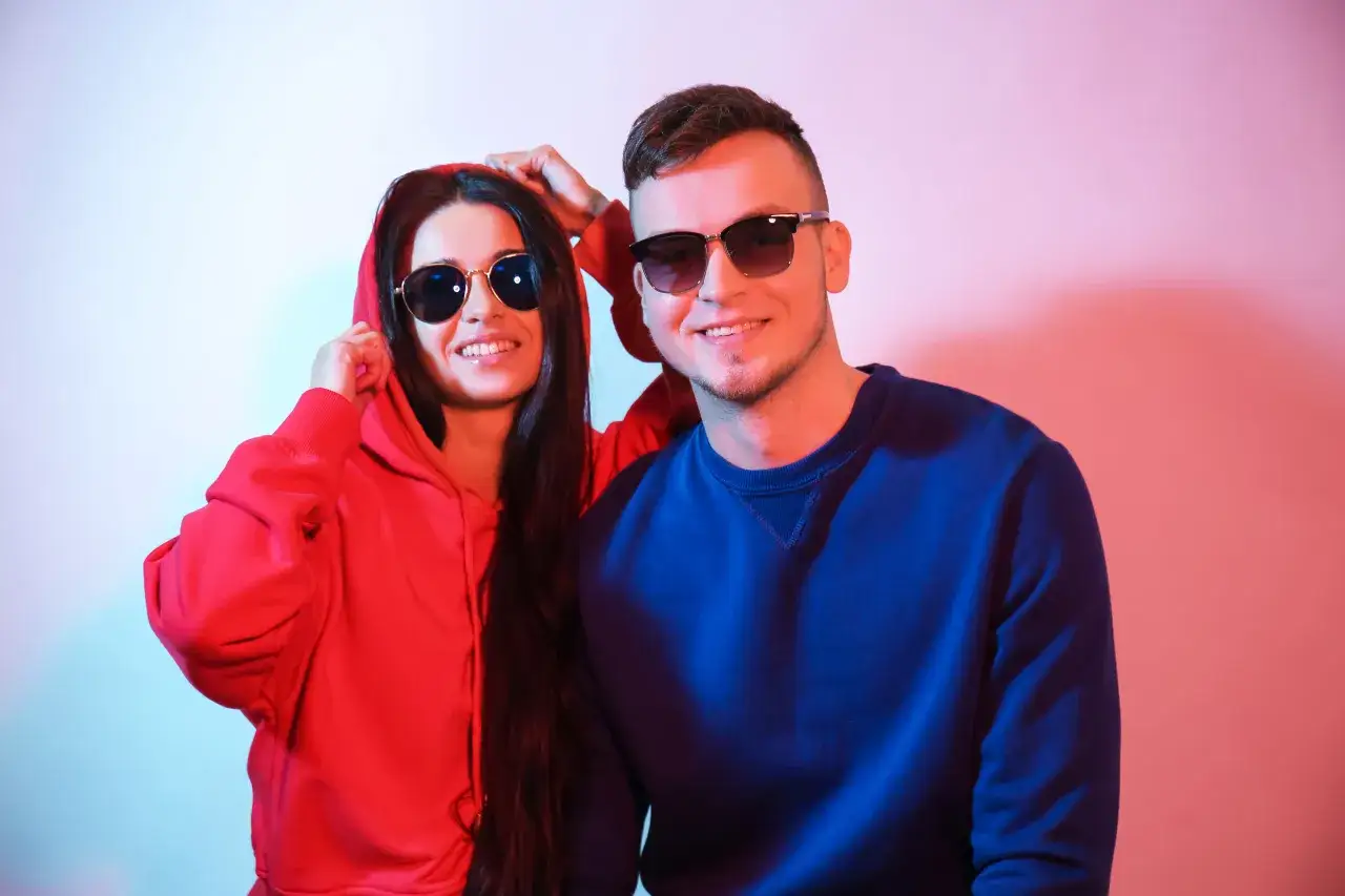 Zdjęcie Dlaczego dziewczyny lubią męskie bluzy? Odkryj zaskakujące powody