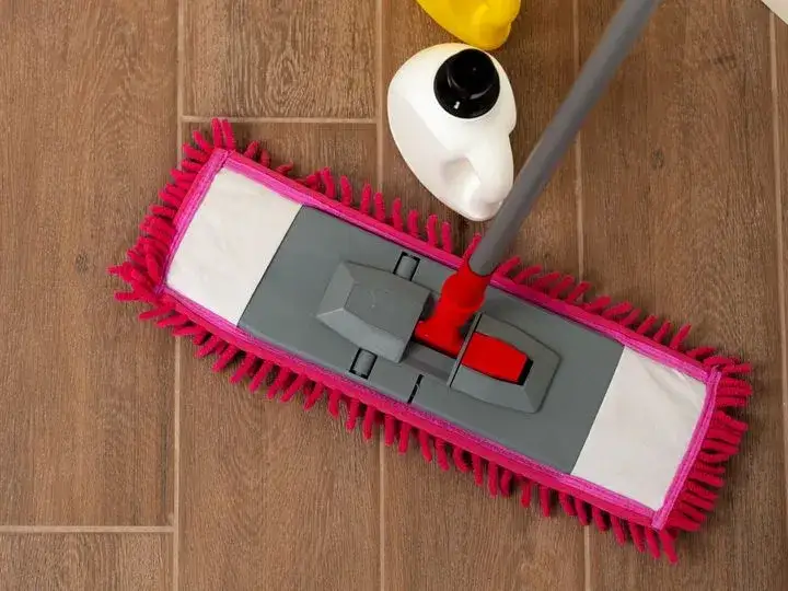 Zdjęcie Jaki mop parowy do drewnianej podłogi? Wybierz mądrze, uniknij uszkodzeń