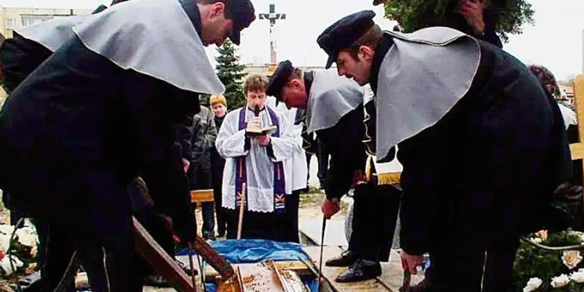 Zdjęcie Ile na mszę za zmarłego? Poznaj koszty i tradycje ofiarne