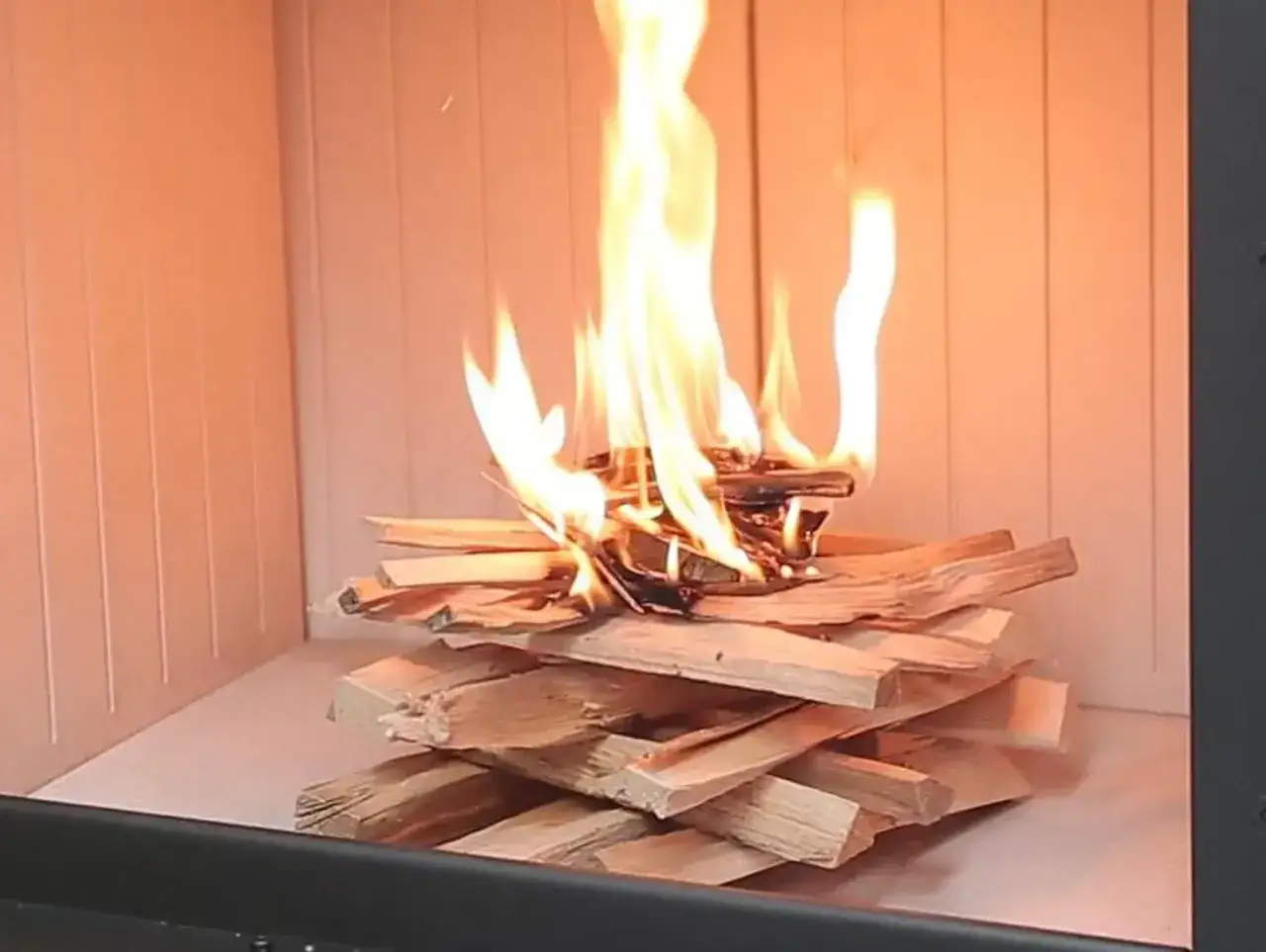 Zdjęcie Jak prawidłowo palić w kominku: uniknij błędów i zwiększ efektywność ogrzewania