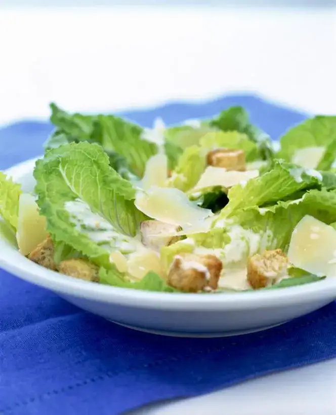 Zdjęcie Jak zrobić sos do sałatki cezar - prosty przepis z wariantami