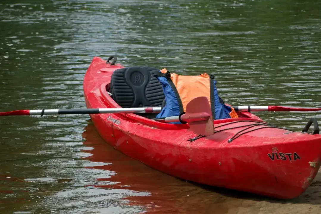 Zdjęcie Jak się pływa kajakiem - skuteczne techniki i zasady bezpieczeństwa