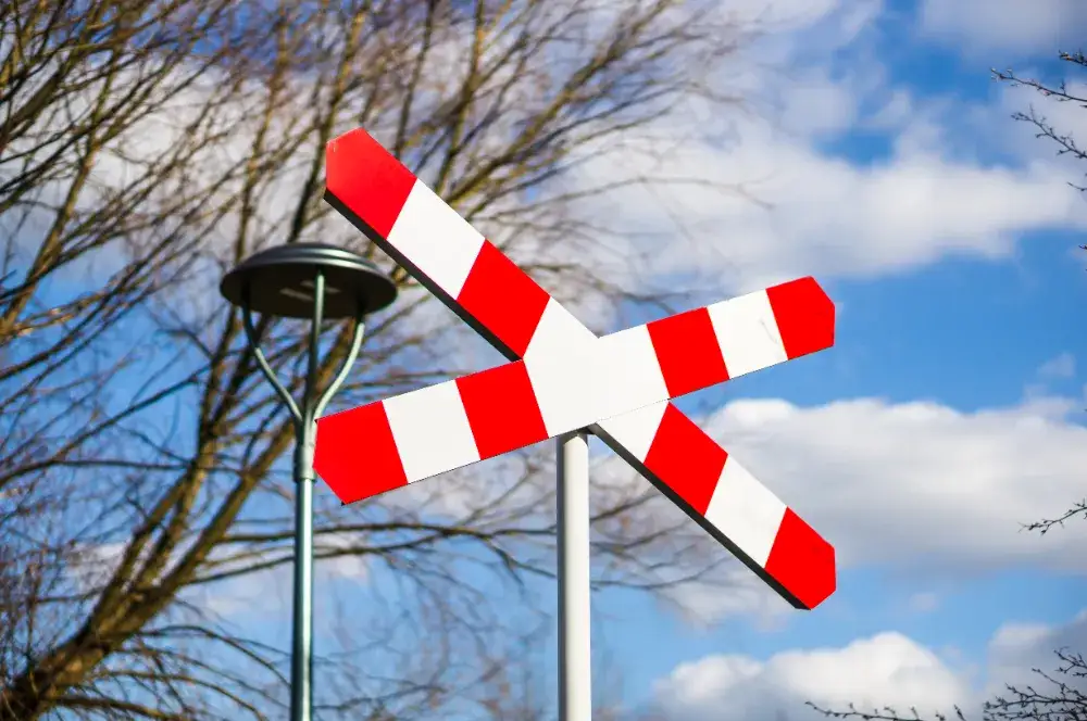 Zdjęcie Znak przejazdu kolejowego bez zapór: zasady i bezpieczeństwo