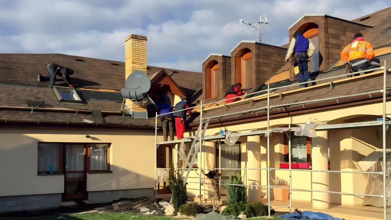 Zdjęcie Jak naprawić pękniętą dachówkę: 5 skutecznych metod naprawy