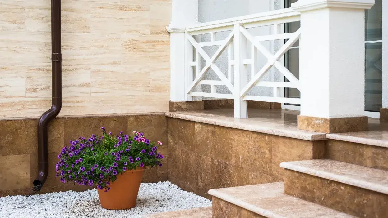 Zdjęcie Czym wykończyć fundament domu? Sprawdź najlepsze materiały i porady