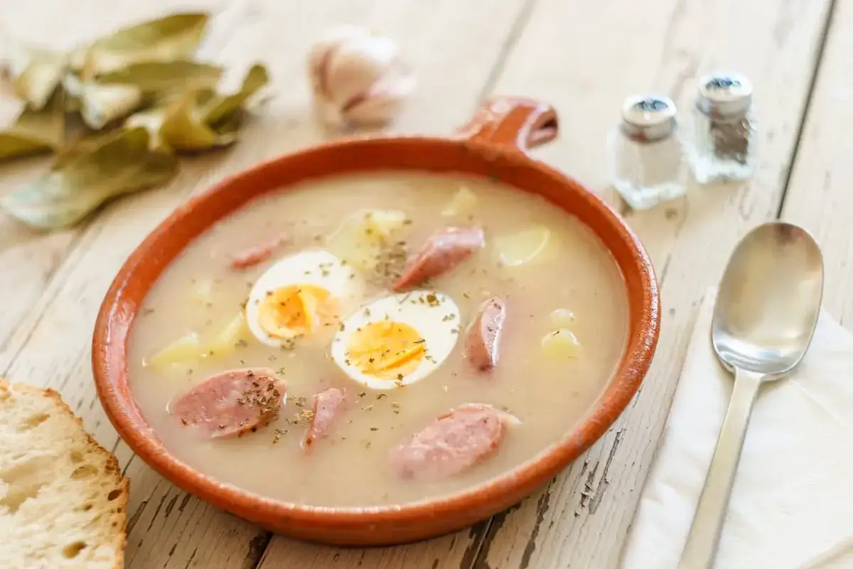 Zdjęcie Jakie przyprawy do żurku, aby uzyskać idealny smak tej zupy?