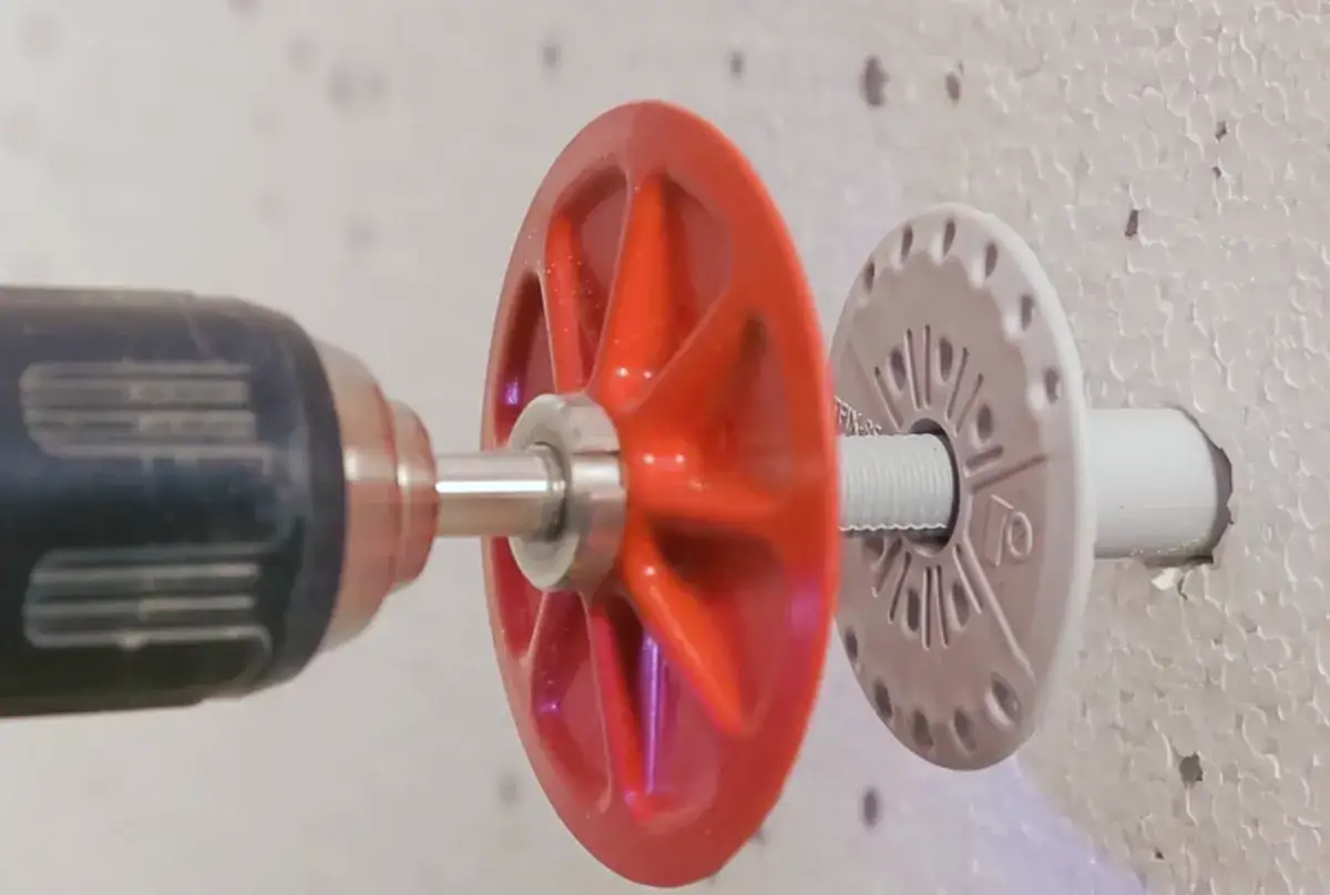 Zdjęcie Jak wkręcić kołki do styropianu bez błędów i frustracji