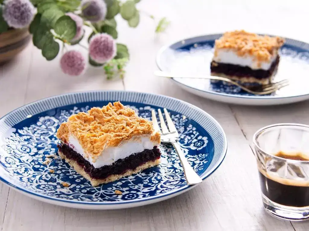 Zdjęcie Pyszne ciasto pleśniak z budyniem - sprawdzony przepis krok po kroku