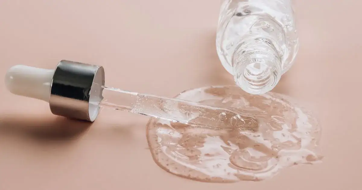 Zdjęcie Kwas hialuronowy: Czy jest bezpieczny? Przewodnik po ryzyku i korzyściach.