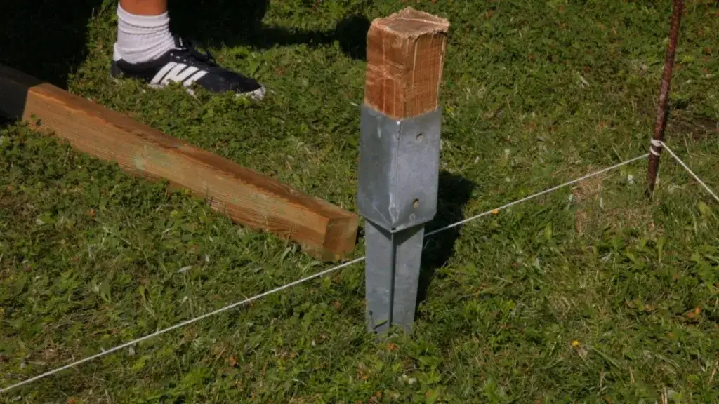 Zdjęcie Mocne kotwy do płotu lamelowego. Uniknij wpadek przy montażu ogrodzenia