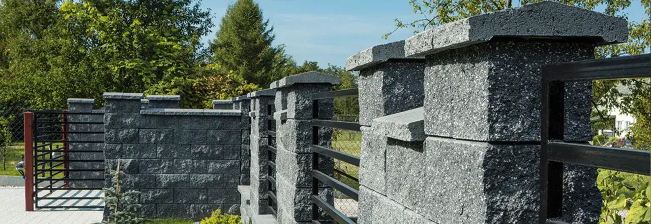 Zdjęcie Czym obłożyć podmurówkę ogrodzenia: 8 najlepszych materiałów