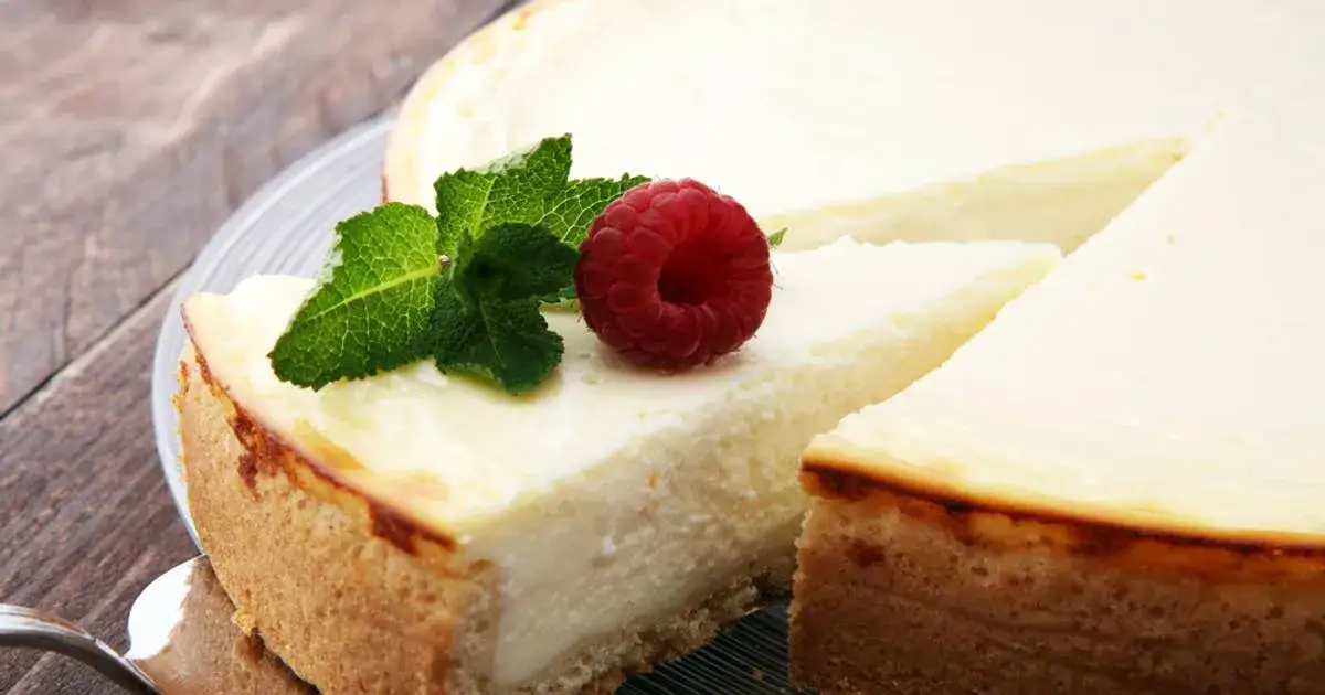 Zdjęcie Na którym poziomie piec sernik, aby uniknąć przypalenia?