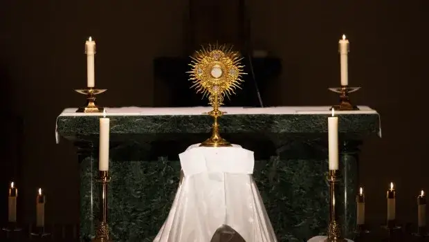 Zdjęcie Jakie modlitwy podczas adoracji – odkryj głębię duchowego spotkania