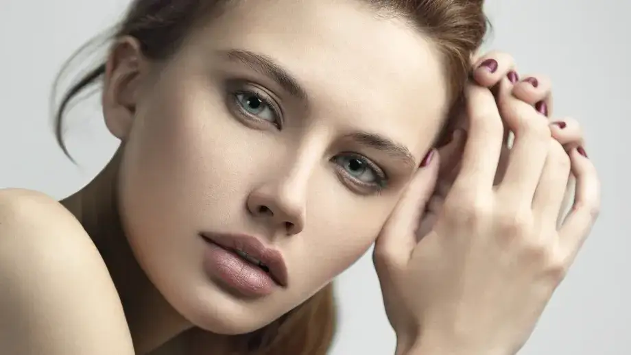 Zdjęcie Brązowa szminka dla kogo? Jak dobrać idealny odcień do swojej urody i okazji