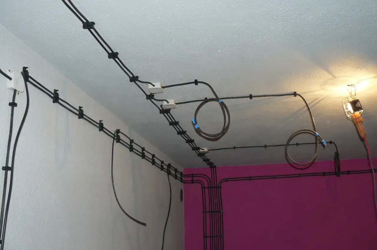 Zdjęcie Prowadzenie kabli po ścianie: 5 skutecznych metod instalacji