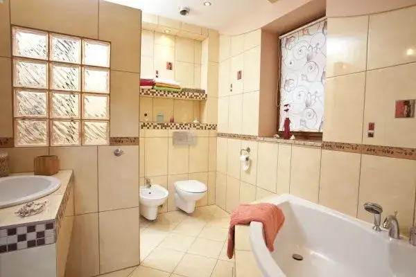 Zdjęcie Jak ozdobić okno w łazience: praktyczne pomysły na stylowe dekoracje