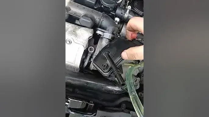 Zdjęcie Gdzie jest filtr paliwa w Ford C-Max 1.6 benzyna? Oto odpowiedź!