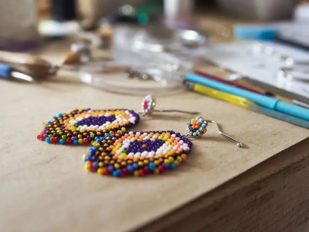 Zdjęcie Jak zrobić kolczyki z koralik&oacute;w &ndash; proste instrukcje i techniki