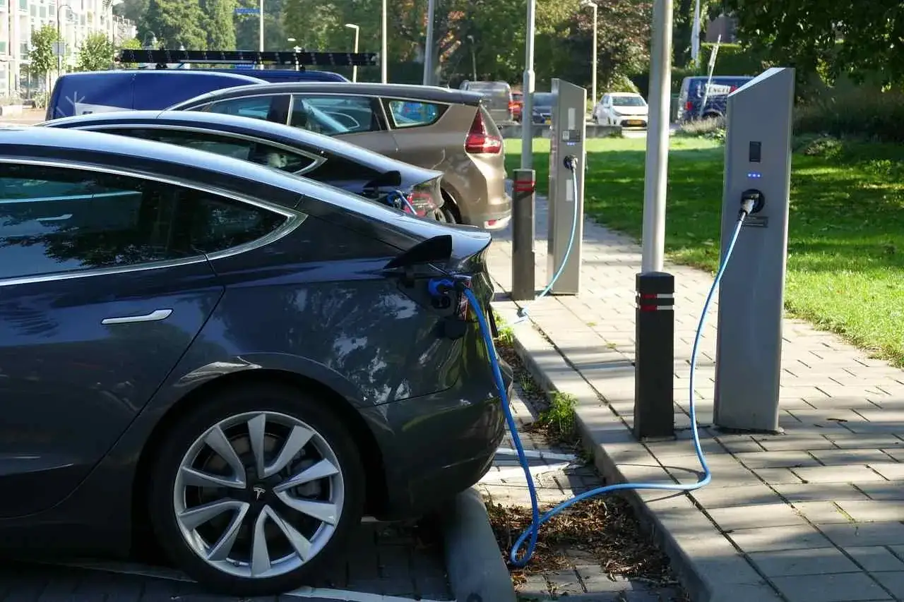 Zdjęcie Samochód elektryczny czy warto? Poznaj ukryte koszty i korzyści