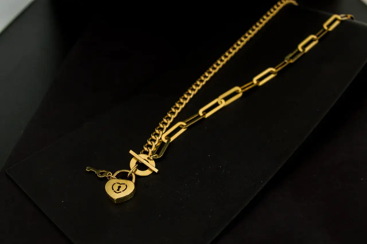 Zdjęcie Naszyjnik z kłódką co to znaczy? Odkryj jego głębokie znaczenie