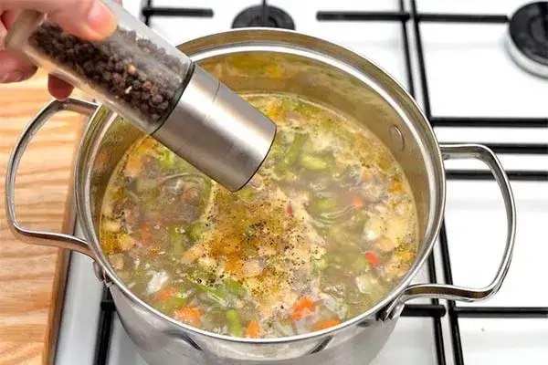 Zdjęcie Jak usunąć gorzki smak zupy: 5 skutecznych metod naprawy