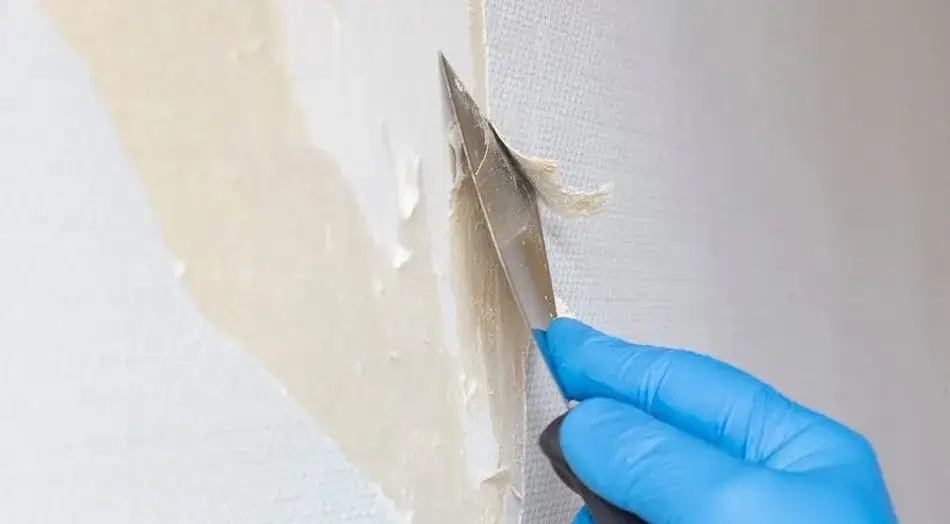 Zdjęcie Jak przygotować ścianę po tapecie do malowania, aby uniknąć problemów?