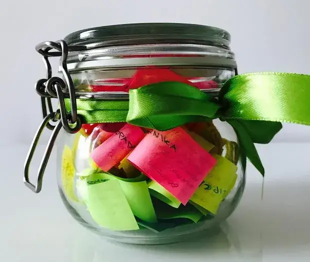 Zdjęcie Słoik z karteczkami na 365 dni: pomysły na inspirujące wiadomości