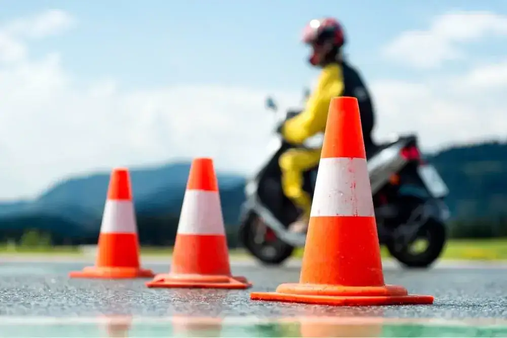 Zdjęcie Ile kosztuje kurs na motorower? Sprawdź, co naprawdę musisz zapłacić