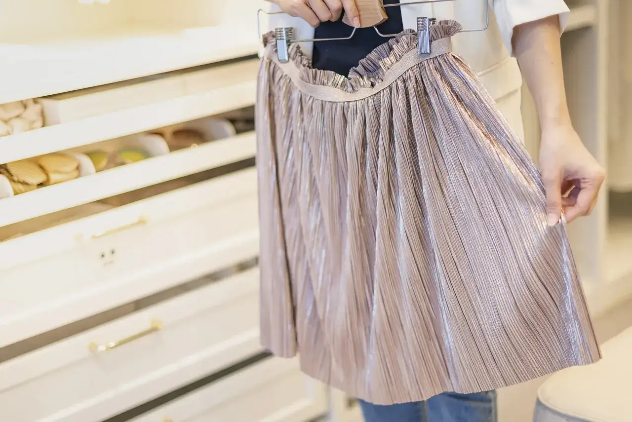 Zdjęcie Jak bezpiecznie prasować spódnicę plisowaną bez niszczenia plis