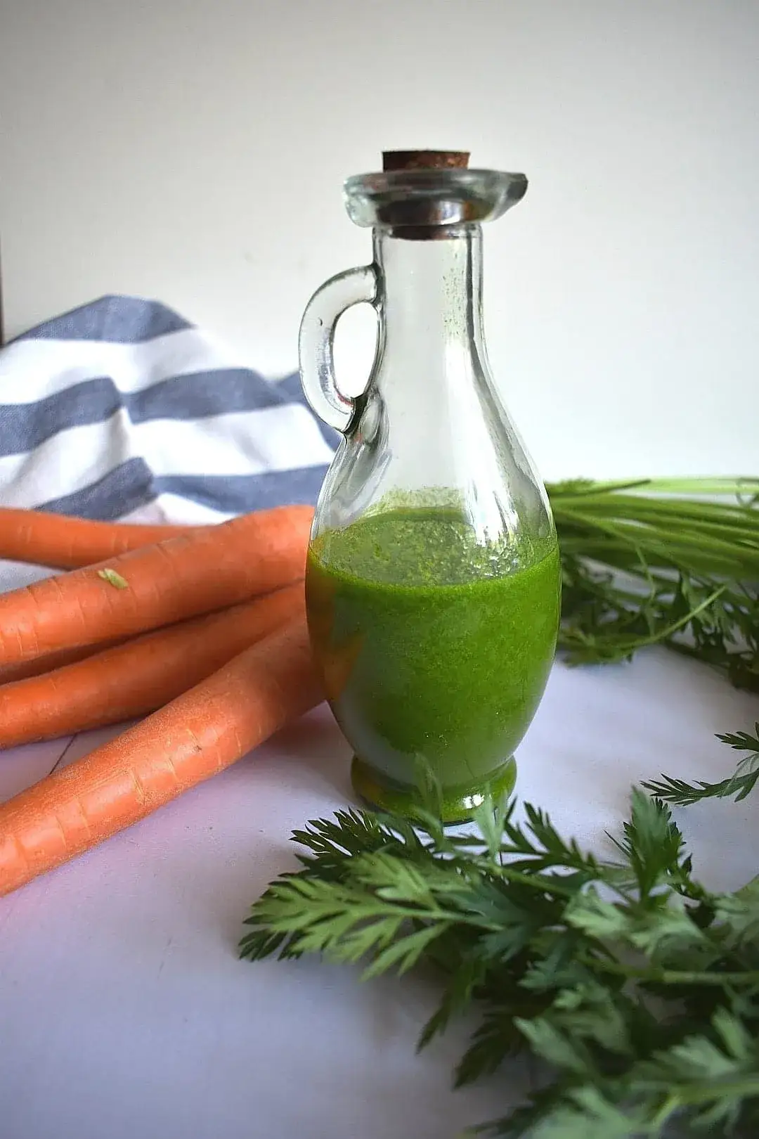 Zdjęcie Oliwa szczypiorkowa do czego? Odkryj jej niezwykłe zastosowania w kuchni