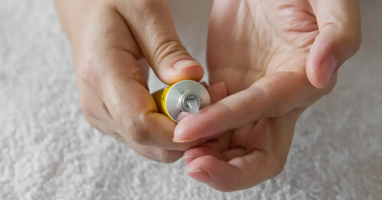 Zdjęcie Jak długo trzymać maść ichtiolową na pryszcze, aby zminimalizować ból?