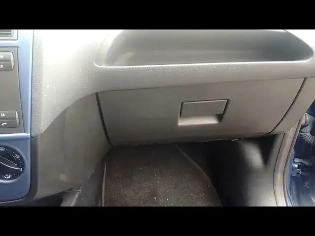 Zdjęcie Gdzie są bezpieczniki w ford fiesta mk7? Odkryj ich lokalizację