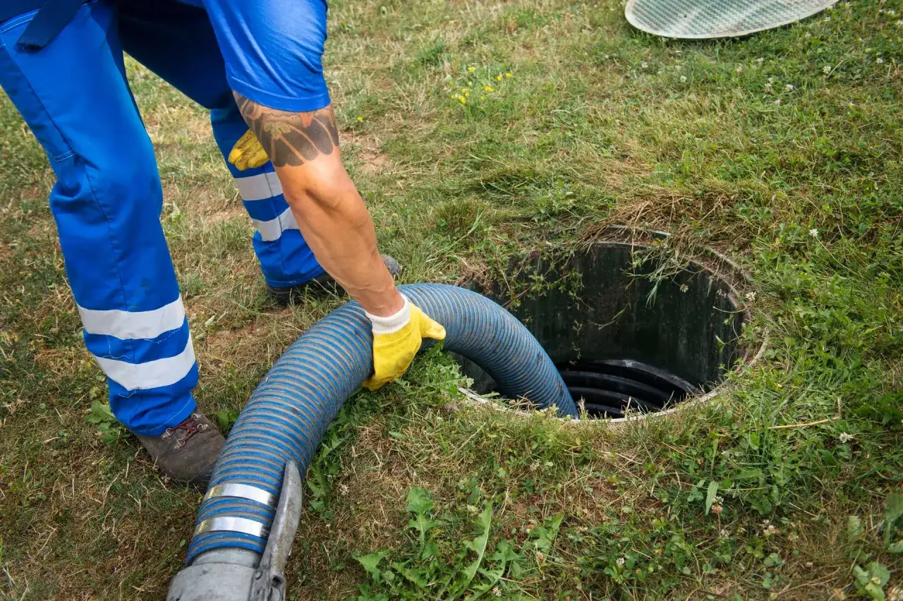 Zdjęcie Jak zamontować rurę do szamba w ogrodzeniu: Prosty poradnik