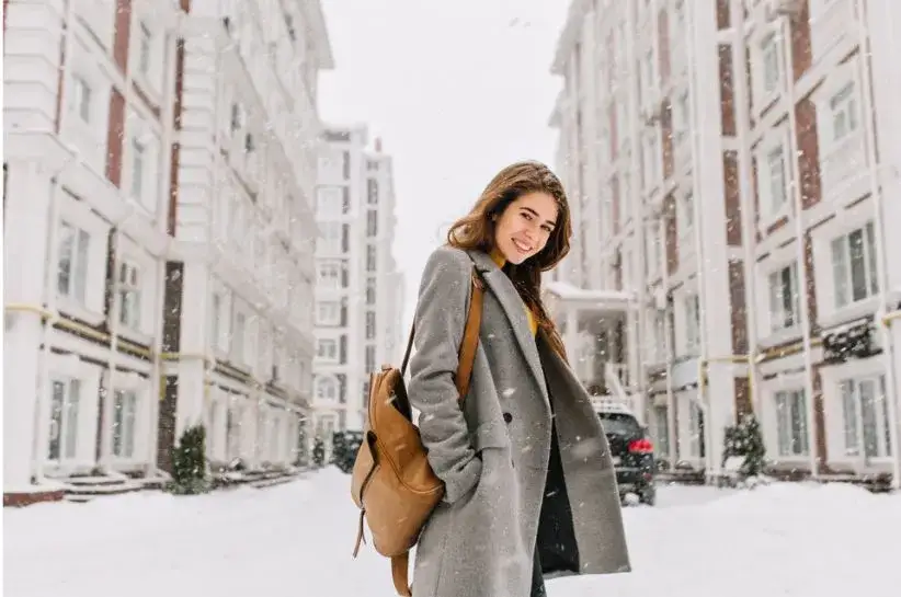Zdjęcie Stylizacje z szarym płaszczem: 10 modnych outfitów na każdą okazję