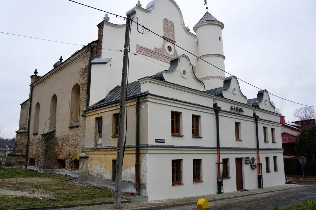 Zdjęcie Czy synagoga w Lesku to klejnot Bieszczad? Odkrywamy jej sekrety